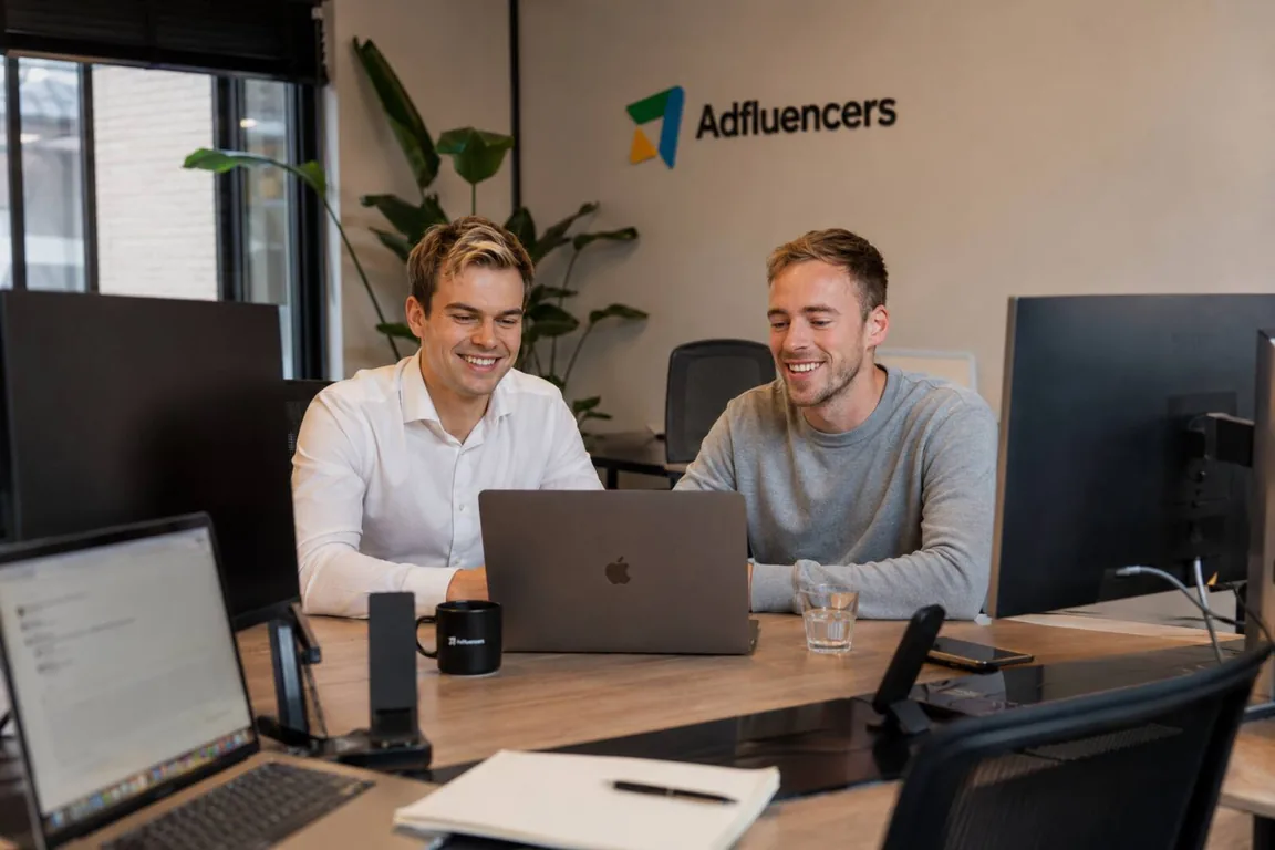 Tim en Nickolas samen in het kantoor van Adfluencers